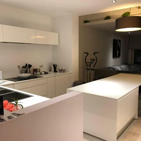 Apartamento Cosy Comfort Modern Couple Privacy Walking Distance Center Kitchen Terrace Garden